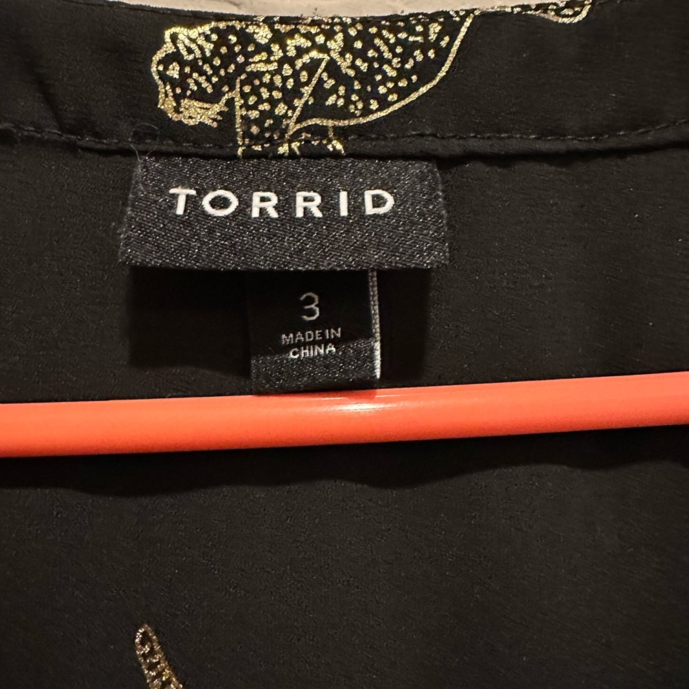 PRICE DROP! Torrid black and gold leopard short sleeve top size 3 - Picture 3 of 5